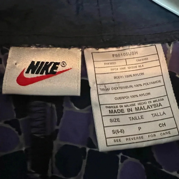 Nike Vintage 90s hooded windbreaker. Size small. Lightweight, packable. - Picture 5 of 6